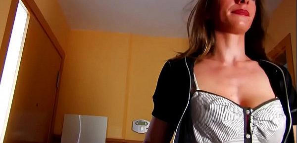  Amelie Jolie seduces the plumber to be drilled in the bathroom